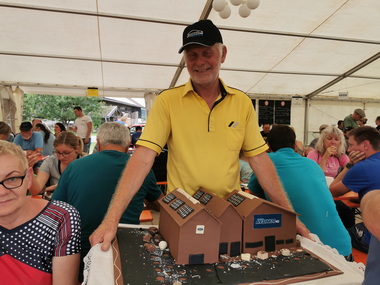 Der Chef persönlich, Sigi Reuner, verteilt feine Süssigkeiten
The boss himself, Sigi Reuner, hands out delicious sweets
Le chef en personne, Sigi Reuner, distribue de délicieuses friandises Der Chef persönlich, Sigi Reuner, verteilt feine Süssigkeiten
The boss himself, Sigi Reuner, hands out delicious sweets
Le chef en personne, Sigi Reuner, distribue de délicieuses friandises